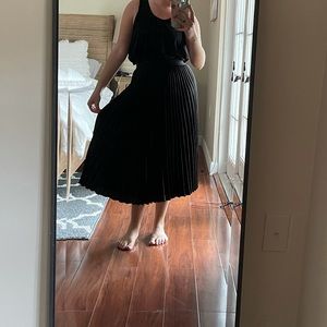 Pleated midi black skirt